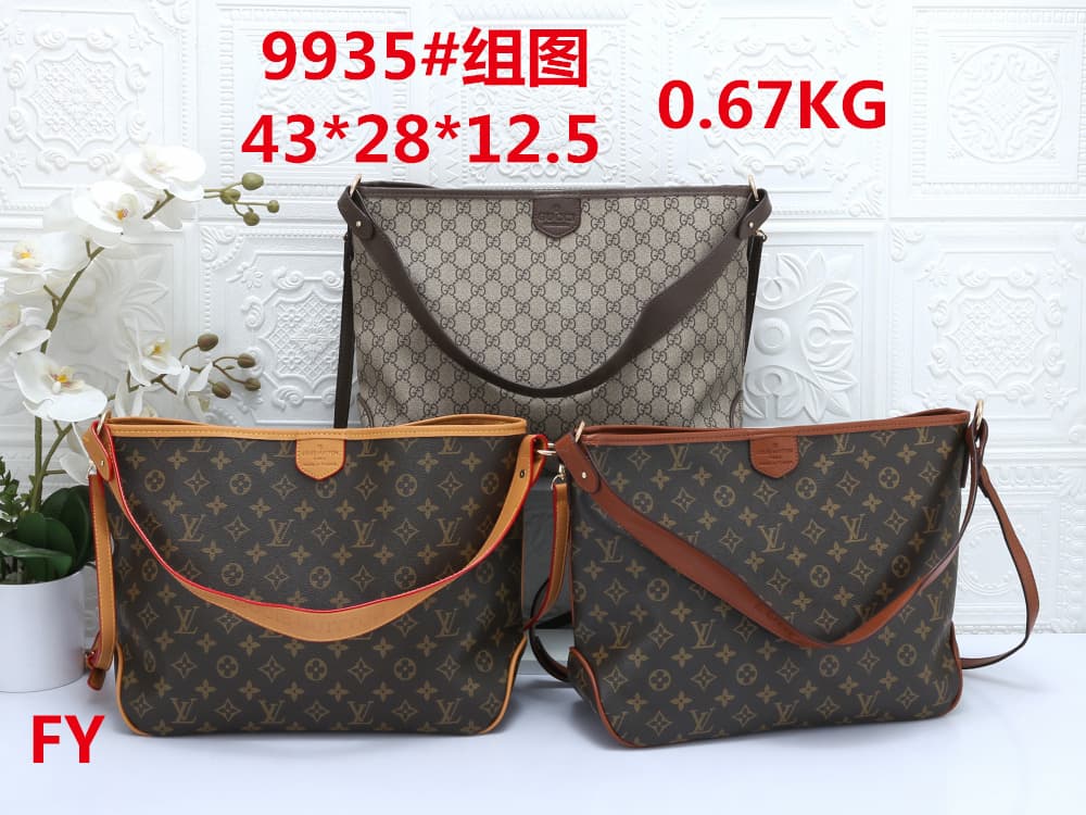 Gucci GG Supreme Canvas Hobo Bag - Beige/Ebony
